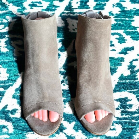 VINCE ( 9 ) "ADDISON" Peep Toe Block Heel Suede Gray Upper - Picture 5 of 11